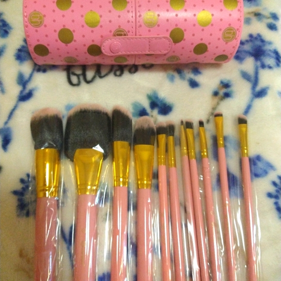 BH Cosmetics Other - BH cosmetics makeup brush set with polka dot carrying case